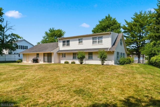 23 Sweetbriar Rd, Franklin Twp., NJ 08873
