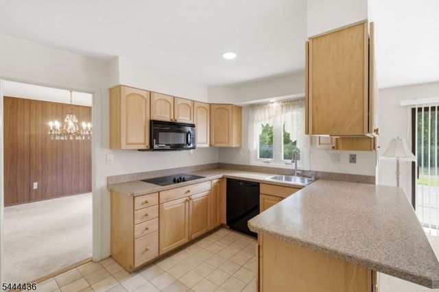 23 Sweetbriar Rd, Franklin Twp., NJ 08873