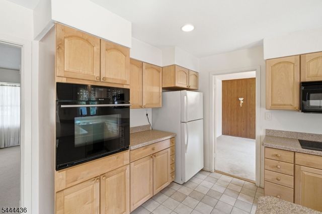 23 Sweetbriar Rd, Franklin Twp., NJ 08873