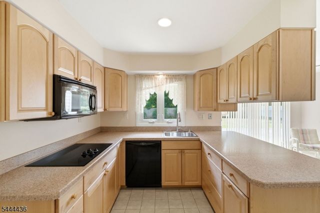 23 Sweetbriar Rd, Franklin Twp., NJ 08873