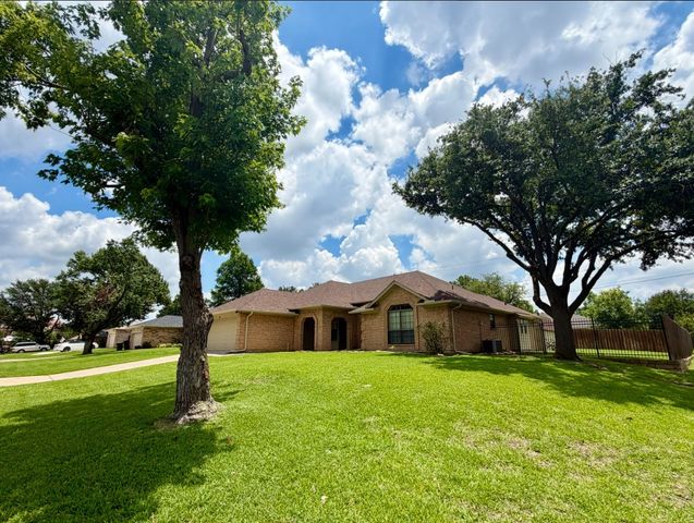 133 Springhill Drive, Hurst, TX 76054