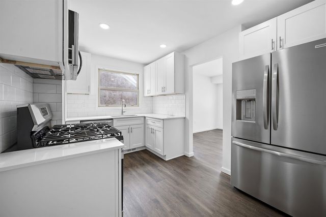 21751 Bournemouth Street, Harper Woods, MI 48225