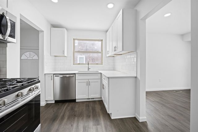 21751 Bournemouth Street, Harper Woods, MI 48225