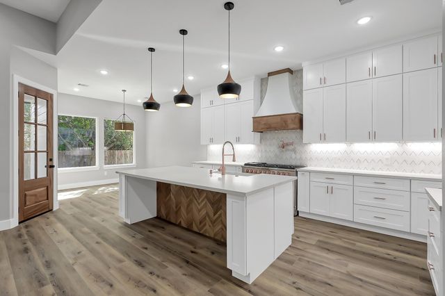 135 Wick Willow Road, Montgomery, TX 77356