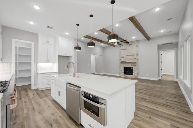 135 Wick Willow Road, Montgomery, TX 77356