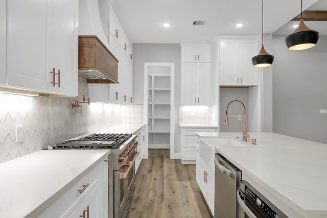 135 Wick Willow Road, Montgomery, TX 77356