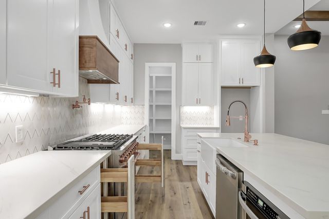 135 Wick Willow Road, Montgomery, TX 77356