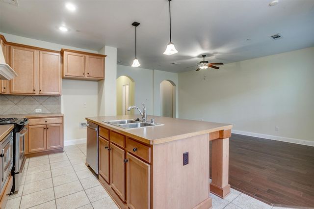 942 Brook Forest Lane, Euless, TX 76039