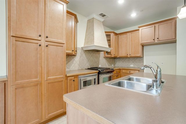 942 Brook Forest Lane, Euless, TX 76039