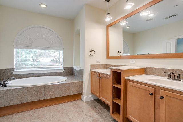 942 Brook Forest Lane, Euless, TX 76039