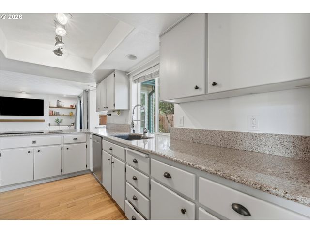 936 Ne LIJA Loop, Portland, OR 97211
