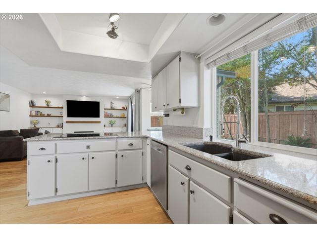 936 Ne LIJA Loop, Portland, OR 97211