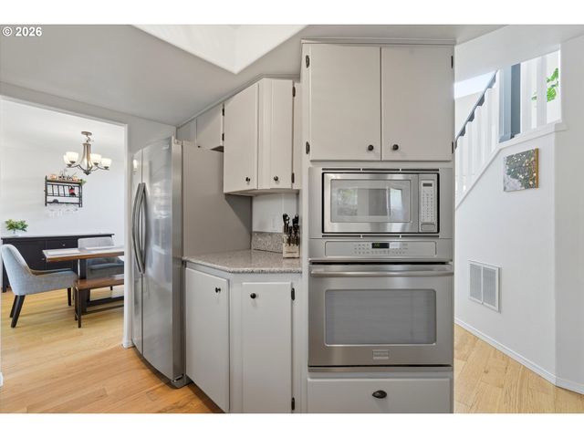 936 Ne LIJA Loop, Portland, OR 97211
