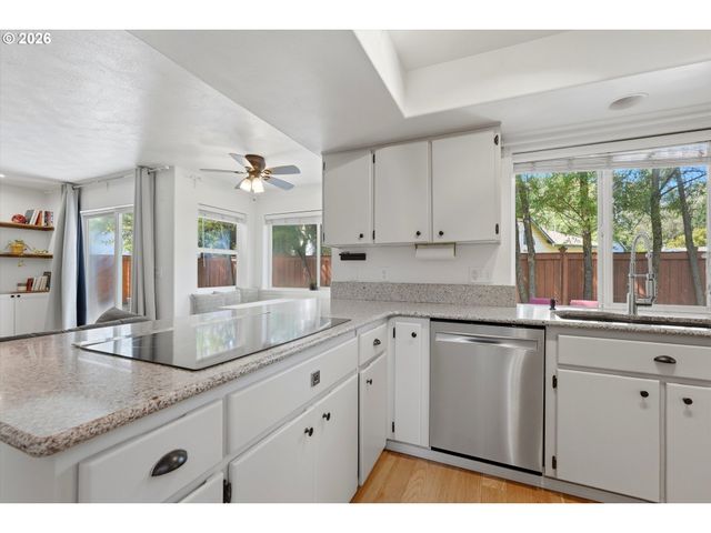 936 Ne LIJA Loop, Portland, OR 97211