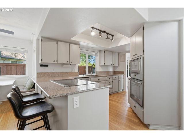936 Ne LIJA Loop, Portland, OR 97211