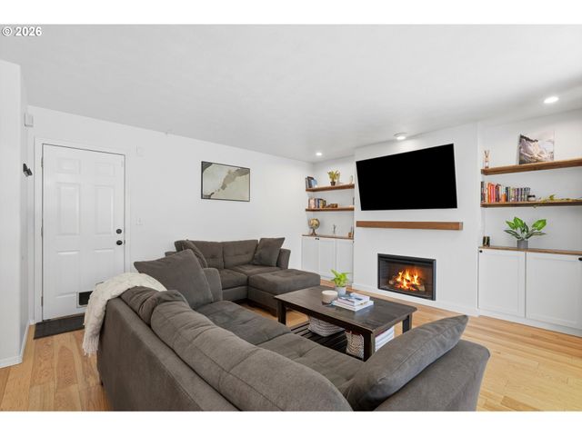 936 Ne LIJA Loop, Portland, OR 97211