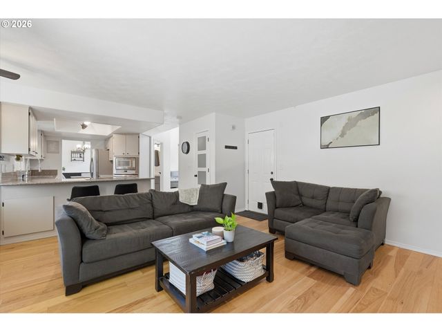 936 Ne LIJA Loop, Portland, OR 97211
