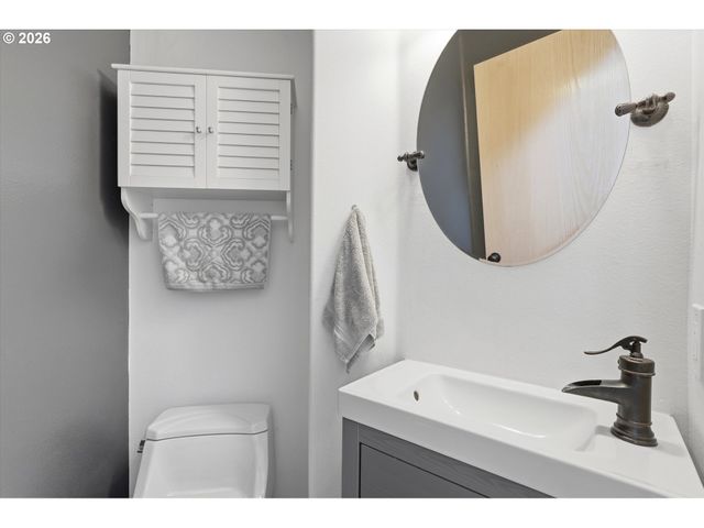 936 Ne LIJA Loop, Portland, OR 97211