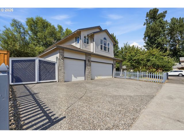 936 Ne LIJA Loop, Portland, OR 97211