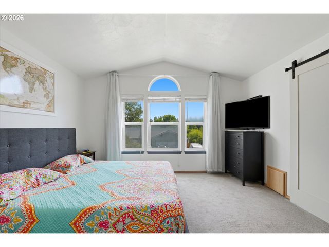 936 Ne LIJA Loop, Portland, OR 97211