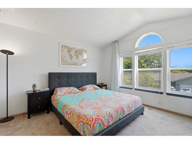 936 Ne LIJA Loop, Portland, OR 97211
