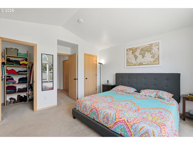 936 Ne LIJA Loop, Portland, OR 97211
