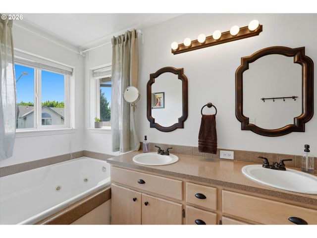 936 Ne LIJA Loop, Portland, OR 97211