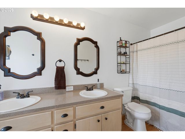 936 Ne LIJA Loop, Portland, OR 97211