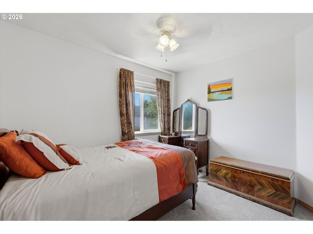 936 Ne LIJA Loop, Portland, OR 97211