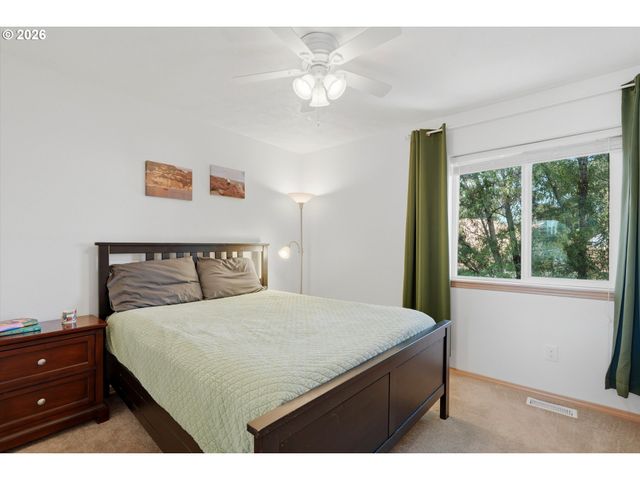936 Ne LIJA Loop, Portland, OR 97211