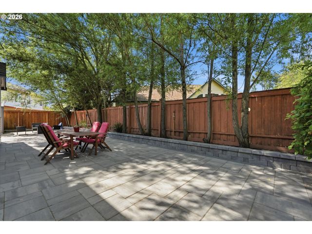 936 Ne LIJA Loop, Portland, OR 97211