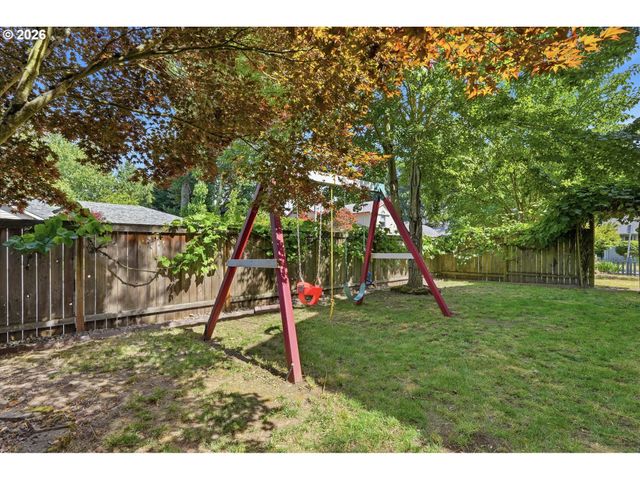 936 Ne LIJA Loop, Portland, OR 97211