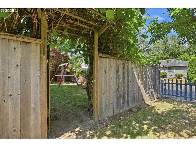 936 Ne LIJA Loop, Portland, OR 97211