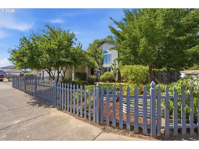 936 Ne LIJA Loop, Portland, OR 97211