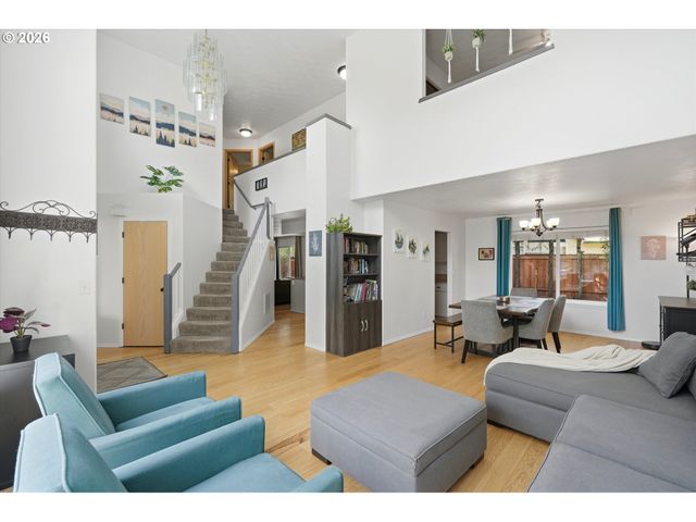 936 Ne LIJA Loop, Portland, OR 97211
