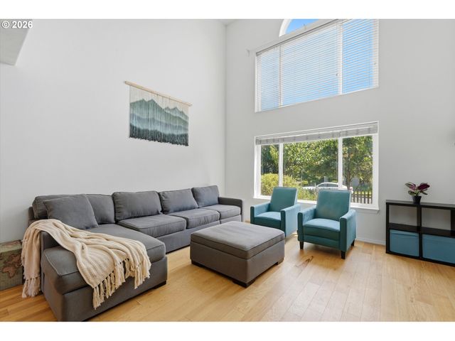 936 Ne LIJA Loop, Portland, OR 97211