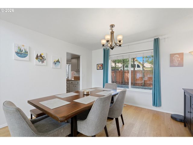 936 Ne LIJA Loop, Portland, OR 97211