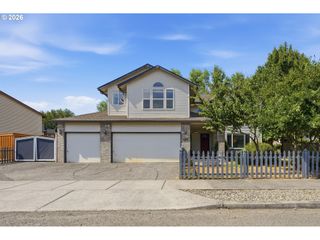 936 Ne LIJA Loop, Portland, OR 97211