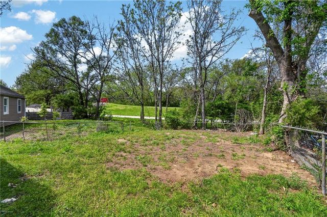 556 S Carlisle Drive, Sugar Creek, MO 64054