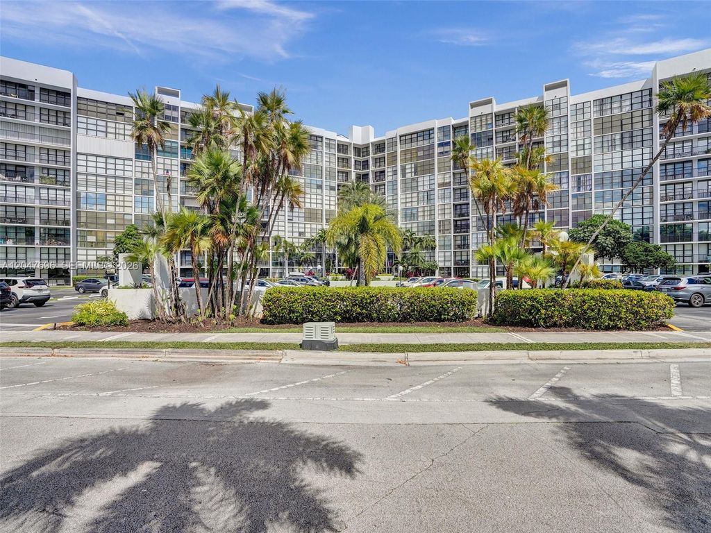 800 Parkview Dr 131, Hallandale Beach, FL 33009