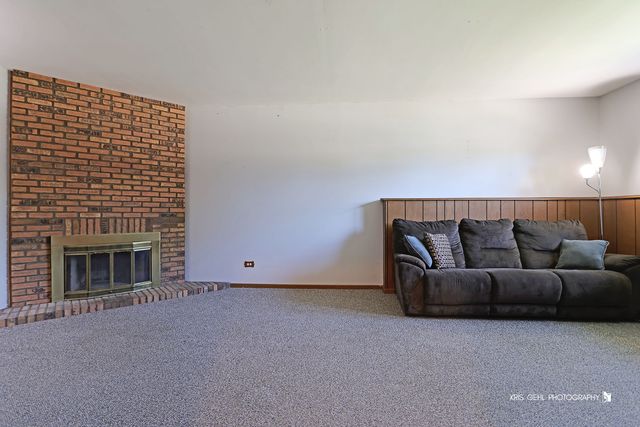 2401 Mallard Drive, Lindenhurst, IL 60046