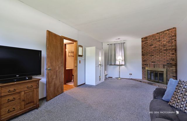 2401 Mallard Drive, Lindenhurst, IL 60046