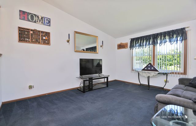 2401 Mallard Drive, Lindenhurst, IL 60046