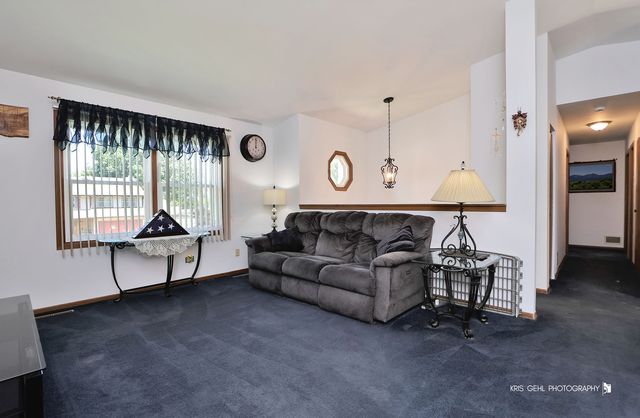 2401 Mallard Drive, Lindenhurst, IL 60046