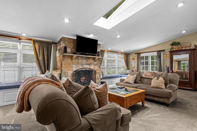 8 S PROVIDENCE RD, Wallingford, PA 19086