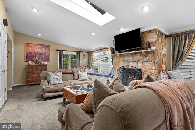 8 S PROVIDENCE RD, Wallingford, PA 19086