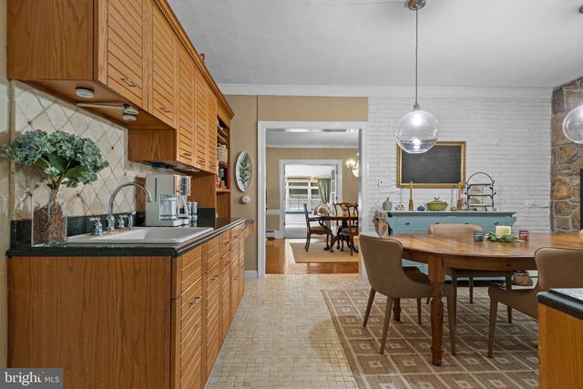 8 S PROVIDENCE RD, Wallingford, PA 19086