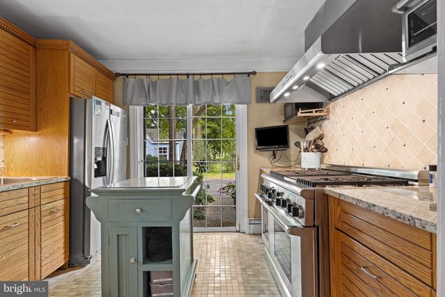 8 S PROVIDENCE RD, Wallingford, PA 19086