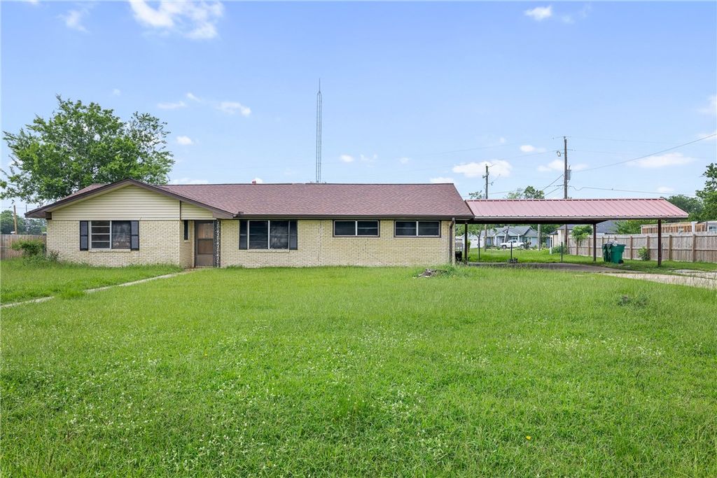 305 West School Street, Madisonville, TX 77864 — exterior