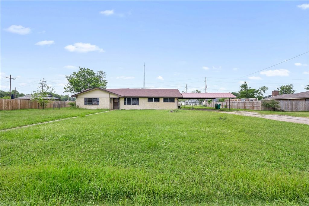 305 West School Street, Madisonville, TX 77864 — photo 2